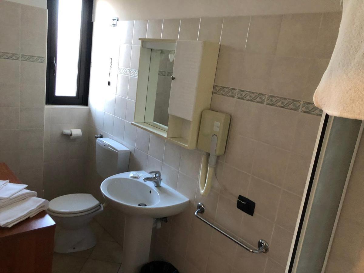 Il Gatto E La Volpe Hotel Авиляна Екстериор снимка